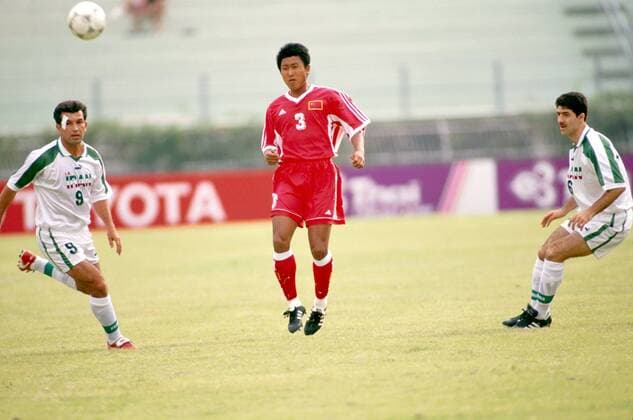 Hamid-Reza Estili (li., Iran), Karim Bagheri (re., Iran) und Enhua Zhang (China) schauen dem Ball hinterher Fußball Länderspiel Herren Asienspiele 1998, Asien-Spiele, Kontinentalmeisterschaften, China-Iran, Nationalmannschaft Gruppe Royal Stadium Bangkok Dynamik,