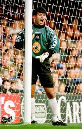 Torwart Pavel Srnicek (Newcastle) ordnet die Abwehrmauer Fußball Herren English Premier League 1996 1997, 1. Englische Division, Newcastle United Einzelbild St. James Park Newcastle