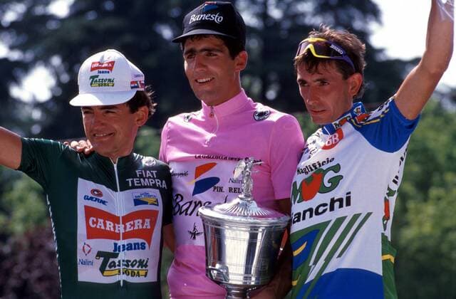 Miguel Indurain (Spanien, Team Banesto, Mi.) präsentiert stolz seine Trophäe, li. der Zweitplazierte Gianni Bugno (Italien) Radsport Herren Giro d Italia 1993, Straßenradrennsport, Radrennsport, Straßenradsport, Straßenrennen, Radrennen Gruppe Giro d Italia Freude,