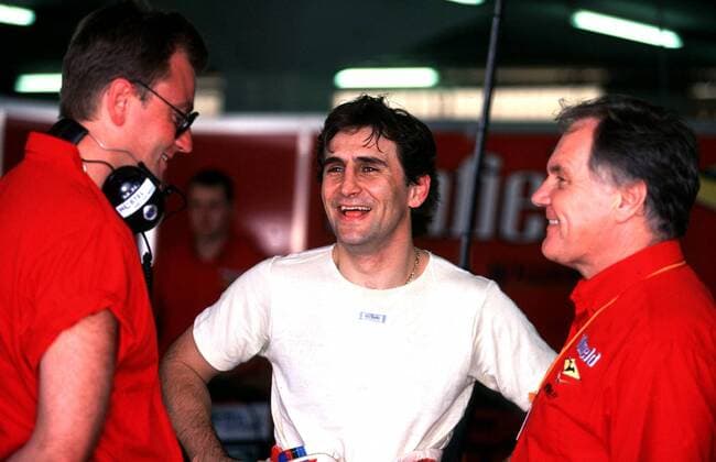 Alex Zanardi (Italien) lacht über einen Witz mit Patrick Head und einem weiteren Techniker Motorsport Grand Prix Herren Formel 1 Weltmeisterschaft 1999, F1, F, WM, Test, Tests, Testfahrten, Testen, Testfahrt Gruppe Kyalami Circuit Freude, Kameradschaft,