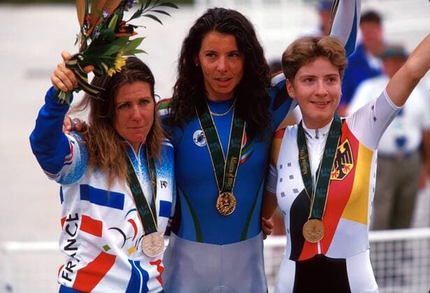 Die Zweitplazierte Marion Clignet (Frankreich, li.), Siegerin Antonella Bellutti (Italien) und die Drittplazierte Judith Arndt (Deutschland) bei der Siegerehrung Radsport OS Sommer Damen Olympische Spiele 1996, Sommerspiele, Olympia, Olympiade, Bahnradsport, Rad, Radrennsport, Bahn Gruppe Atlanta Freude,