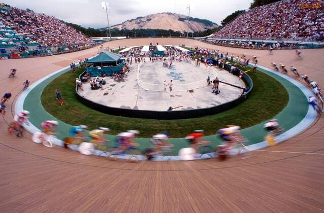 Die Teilnehmer auf der Bahn im Radstadion von Atlanta Radsport OS Sommer Herren Olympische Spiele 1996, Sommerspiele, Olympia, Olympiade, Bahnradsport, Rad, Radrennsport, Bahn Totale Atlanta Dynamik,
