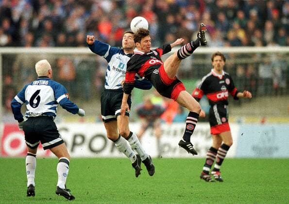 Markus Beierle (MSV) und Lothar Matthäus (Bayern, re.) beim Kopfballduell Fußball 1. BL Herren Saison 1998 1999: MSV Duisburg - FC Bayern München 0:3 Gruppe Wedaustadion Duisburg Dynamik, Kampf, Höhe,
