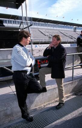 Mario Illien (Schweiz), Motor-Konstrukteur beim Team McLaren-Mercedes, im Gespräch mit seinem Landsmann und Ex-Formel 1-Piloten Marc Surer (re.) am Rande einer Testfahrt Motorsport Grand Prix Herren Formel 1 1999, WM, Weltmeisterschaft, F1, F, Test, Tests, Testfahrten, Testfahrt, Team Mc Laren Gruppe Circuit de Catalunya Barcelona Nachdenklichkeit,