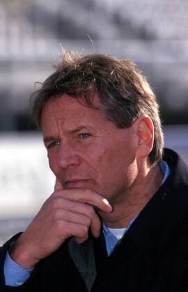 Marc Surer (Schweiz), Ex-Formel 1-Pilot, nachdenklich im Porträt Motorsport Grand Prix Herren Formel 1 1999, WM, Weltmeisterschaft, F1, F, Test, Tests, Testfahrten, Testfahrt Porträt Circuit de Catalunya Barcelona Nachdenklichkeit, Skepsis,