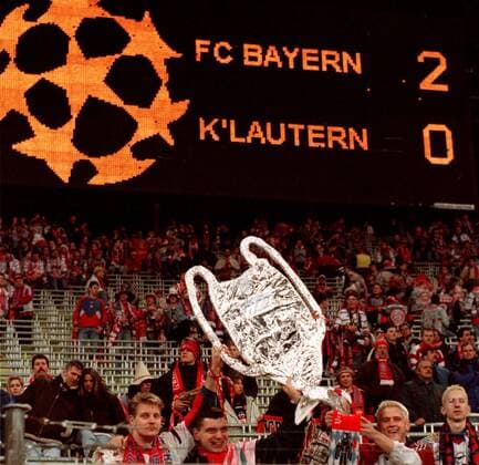 Bayern Fans mit dem Pokal vor der Spielstandsanzeige Fußball EC 1 Herren Champions League 1998 1999, Viertelfinale, FC Bayern München - 1.FC Kaiserslautern, Lautern Totale Olympiastadion München Begeisterung, Freude,