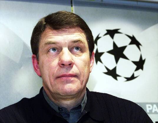 Trainer Otto Rehhagel (1.FCK) nimmt s gelassen Fußball EC 1 Herren Champions League 1998 1999, Viertelfinale, 1. FC Kaiserslautern, Lautern Porträt Fritz-Walter-Stadion Kaiserslautern
