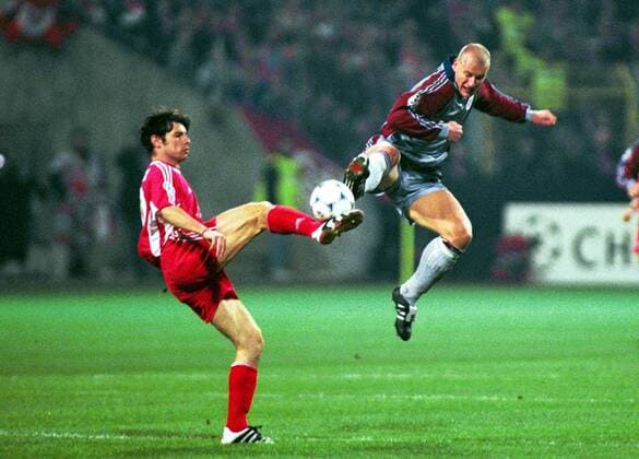 Carsten Jancker (Bayern, re.) mit gestrecktem Bein gegen Ciriaco Sforza (1.FCK) Fußball EC 1 Herren Champions League 1998 1999, Viertelfinale, 1. FC Kaiserslautern, Lautern - FC Bayern München 0:4 Gruppe Fritz-Walter-Stadion Kaiserslautern Dynamik, Kampf,