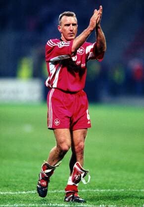 Martin Wagner (Kaiserslautern) bedankt sich bei den Anhängern Fußball EC 1 Herren Champions League 1998 1999, Viertelfinale, Rückspiel, 1. FC Kaiserslautern, Lautern Einzelbild Fritz-Walter-Stadion Kaiserslautern
