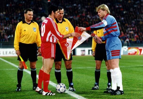 Wimpeltausch zwischen den Mannschaftskapitänen: Ciriaco Sforza (li., FCK) und Oliver Kahn (re. Bayern), in der Mitte Schiedsrichter Lewnikow und seine Assistenten Semjonow und Khodyrew Fußball EC 1 Herren Champions League 1998 1999, Viertelfinale, Hinspiel, Bayern München - 1. FC Kaiserslautern, Lautern Gruppe Olympiastadion München