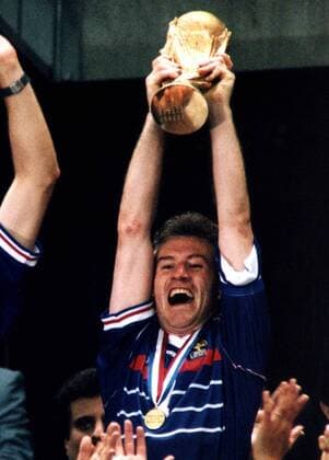Didier Deschamps (FRA) präsentiert jubelnd den WM Pokal Fußball WM Herren Weltmeisterschaft 1998, Nationalmannschaft, Nationalteam, Nationaltrikot, Endspiel, Finale Einzelbild Stade de France Saint Denis Paris Glück Freude, Begeisterung,  