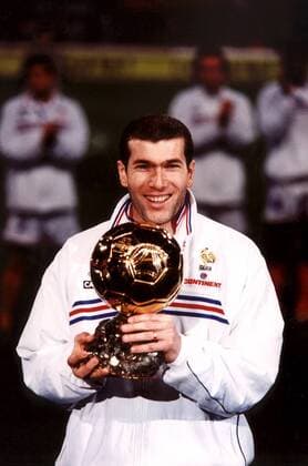 Zinedine Zidane (Frankreich) - Europas Fußballer des Jahres 1998 - hält strahlend den Pokal in seinen Händen Fußball Herren Nationalmannschaft 1998, Nationalteam Porträt Freude,  