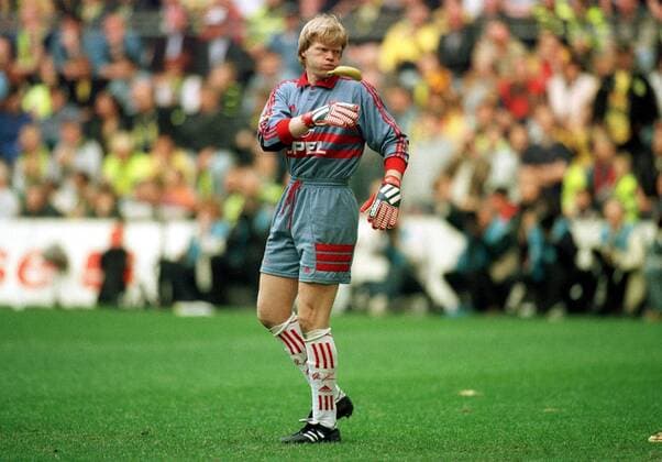 Torhüter Oliver Kahn (Bayern) muß nach der Halbzeitpause den Strafraum von Bananen säubern Fußball 1. BL Herren Saison 1998 1999, BVB Borussia Dortmund - FC Bayern München 2:2 Einzelbild Westfalenstadion Dortmund