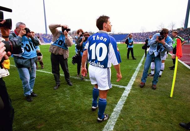 Olaf Thon (Schalke) bei seinem Comeback im Blickpunkt des Medieninteresses Fußball 1. BL Herren Saison 1998 1999, FC Schalke 04 - VfL Wolfsburg 2:0 Totale Parkstadion Gelsenkirchen Spannung,
