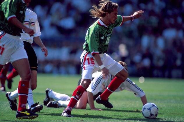 Luis Hernandez (Mexiko) setzt sich durch und erzielt das 0:1 Fußball WM Herren Weltmeisterschaft 1998, Länderspiel, Nationalmannschaft, Nationalteam, Nationaltrikot Einzelbild Stade La Mosson Montpellier Dynamik,