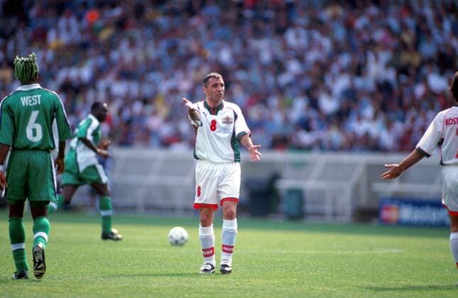 Hristo Stoitchkov (Bulgarien) palavert gestenreich mit Sturmpartner Emil, während hinter seinem Rücken das Spiel weiterläuft, was ihn wiederum wenig interessiert Fußball WM Herren Weltmeisterschaft 1998, Länderspiel, Nationalmannschaft, Nationalteam, Nationaltrikot, Gruppenspiel Gruppe Stade de France Paris Enttäuschung, Ungeduld, Wut