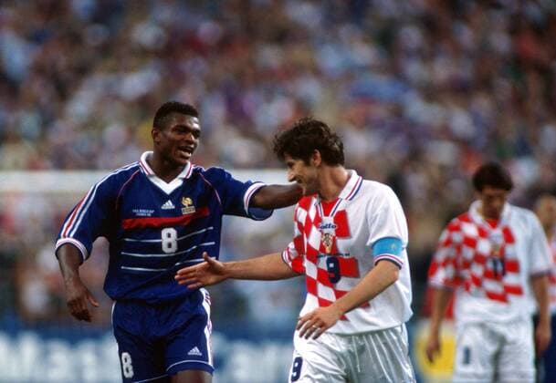 Kapitän Davor Suker (Kroatien, re.) gratuliert Marcel Desailly (Frankreich) zum Sieg Fußball WM Herren Weltmeisterschaft 1998, Länderspiel, Nationalmannschaft, Nationalteam, Nationaltrikot, Halbfinale Gruppe Stade de France Paris, St. Denis Harmonie Kameradschaft,