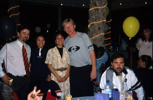 Boris Becker ( Deutschland) posiert mit Gästen für ein Familienfoto, am Tisch sitzt Becker-Trainer Mike De Palmer Tennis Herren Dubai Tennis Open 1999, ATP-Tour, VAE Gruppe Dubai Harmonie, Freude, Kameradschaft,