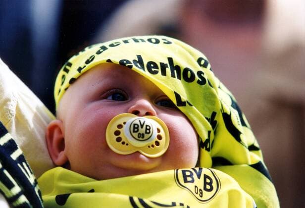 Der jüngste Dortmundfan macht zwar noch in die Windeln, will den Bayern aber die Lederhosen ausziehen Fußball 1. BL Herren Saison 1997 1998: BVB Borussia Dortmund Einzelbild Westfalenstadion Dortmund Komik