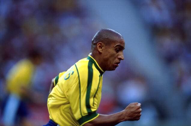 Roberto Carlos (Brasilien) im Profil Fußball WM Herren Weltmeisterschaft 1998, Nationalmannschaft, Länderspiel, Nationalteam, Nationaltrikot, Einzelbild Stade de France Paris Ungeduld, Spannung, Wut,