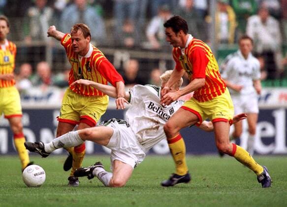 Markus Feldhoff (Gladbach, Mitte) wird von Jörg Neun (li.) und Dietmar Hirsch (beide MSV) in die Zange genommen Fußball 1. BL Herren Saison 1998 1999, Borussia Mönchengladbach - MSV Duisburg 0:2 Gruppe Bökelberg Mönchengladbach Dynamik, Kampf, Abwehr,