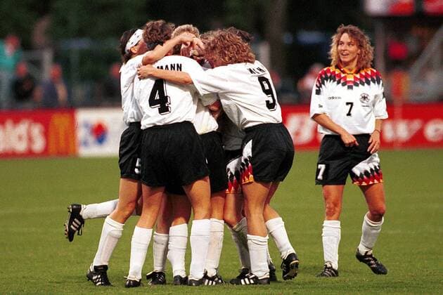 IMAGO Iconic Moments, Fußball - Frauen Die deutschen Damen u.a. mit Ursula Lohn, Dagmar Pohlmann, Heidi Mohr und Martina Voss (v.l.) liegen sich jubelnd in den Armen Fußball WM Damen Weltmeisterschaft 1995, Frauen, Frauenfußball, Länderspiel, Nationalmannschaft, Nationalteam Gruppe Freude, Begeisterung,