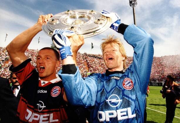 Fußball, FC Bayern München, Deutscher Meister 1997 Torhüter Oliver Kahn (re.) und Thomas Strunz (beide Bayern) präsentieren stolz die Meisterschale Fußball 1. BL Herren Saison 1996 1997: Meister, Meisterschaft, Meisterfeier, Meisterschaftsfeier, FC Bayern München Gruppe Bökelbergstadion Mönchengladbach Freude, Begeisterung,
