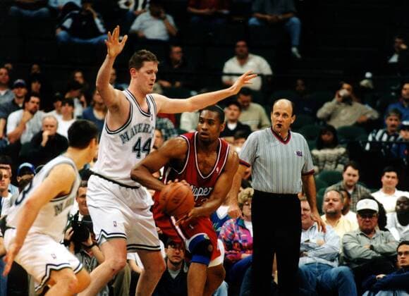 Lamond Murray (Clippers, re.) gegen Shawn Bradley (Mavericks, 44) Basketball Herren NBA 1999, National Basketball Association, Regular Season Game, Gruppe Reunion Arena Dallas Dynamik, Abwehr, Kampf,