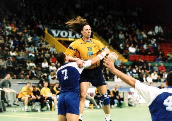Staffan Olsson (Schweden) am Ball gegen Gueric Kervadec (Frankreich, 7) Handball Länderspiel Herren Weltcup 1999, Welt Cup, Worldcup, kleines Finale, Spiel um Platz 3, Nationalmannschaft, Nationalteam Gruppe Scandinavium Göteborg Dynamik, Kampf,