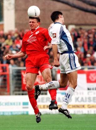 Mike Jesse (Cottbus) gegen Matthias Lust (Unterhaching) Fußball 2. BL Herren Saison 1998 1999, FC Energie Cottbus - SpVgg Unterhaching 4:2 Gruppe Stadion der Freundschaft Cottbus Dynamik, Kampf,
