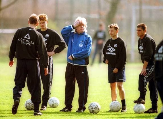 Trainer Winfried Schäfer (TeBe) faßt sich an den Kopf, hat er vielleicht das Trainingsprogramm vergessen? Fußball 2. BL Herren Saison 1998 1999, Tennis Borussia Berlin, TB, Te Be Gruppe Berlin Komik,