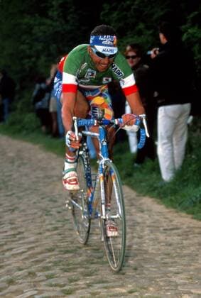 Andrea Tafi (Team Mapei, Italien) auf der Strecke Radsport Herren Paris-Roubaix 1999, Klassiker, Radklassiker, Frühjahrsklassiker, Straßenradsport, Radrennsport, Rad Einzelbild Straßenrennen Dynamik,