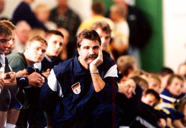 Bundestrainer Heiner Brand (Deutschland) enttäuscht Handball Länderspiel Herren Weltcup 1999, Welt Cup, Finale, World Cup, Nationalmannschaft, Nationalteam, Nationaltrikot Einzelbild Göteborg Skepsis, Nachdenklichkeit, Enttäuschung,