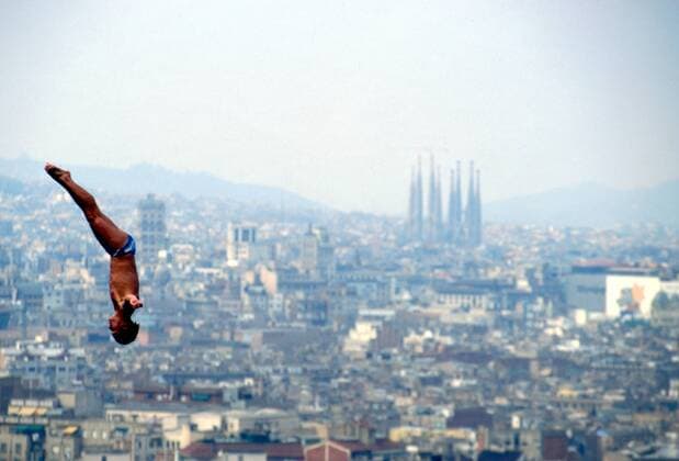 Die Turmspringer hatten in Barcelona einen malerischen Ausblick über die Olympiastadt Wasserspringen OS Sommer Herren Olympische Sommerspiele 1992, Olympiade, Olympia, Kunstspringen, Turmspringen, 10 m Turm, 10m, Meter Totale Barcelona Weite, Höhe,