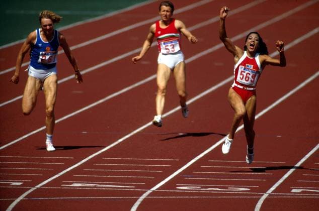 Florence Griffith-Joyner (USA) springt jubelnd über die Ziellinie (Gold), Heike Drechsler (DDR, li.) ist geschlagen Leichtathletik OS Sommer Damen Olympische Sommerspiele 1988, Spiele, Olympia, Olympiade, Sprint, Sprinterinnen Gruppe Olympiastadion Seoul Glück, Dynamik, Freude, Begeisterung,