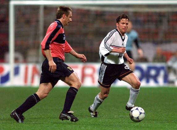 Lothar Matthäus (Deutschland, re.) gegen Tom Boyd (Schottland) Fußball Länderspiel Herren Nationalmannschaft 1999, Nationalteam, Nationaltrikot, Freundschaftsspiel, Gruppe Weserstadion Bremen Dynamik,