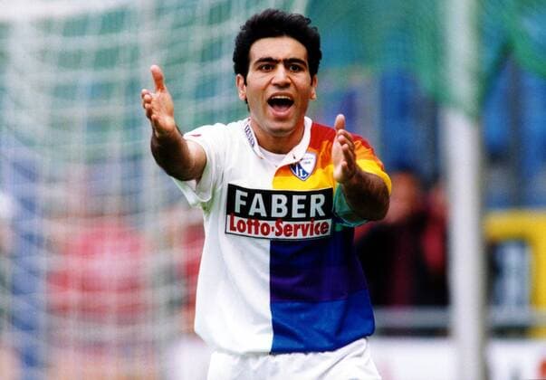 Mehdi Mahdavikia (Bochum) im Eifer Fußball 1. BL Herren Saison 1998 1999, VfL Bochum Einzelbild Ruhrstadion Bochum Dynamik, Ungeduld,