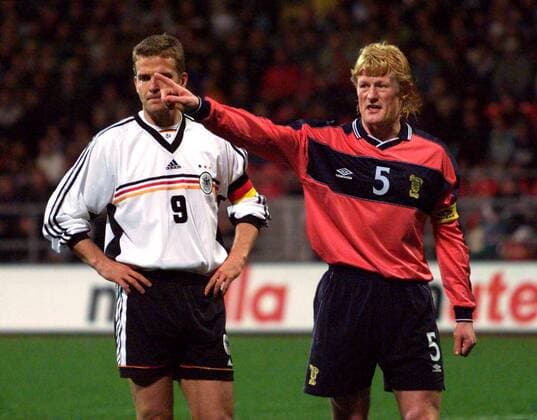 Kapitän Oliver Bierhoff (Deutschland) und Kapitän Colin Hendry (Schottland), Das Ding ging ins Auge! Fußball Länderspiel Herren Nationalmannschaft 1999, Nationalteam, Nationaltrikot, Freundschaftsspiel, Gruppe Weserstadion Bremen Enttäuschung, Freude,