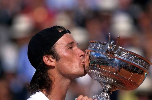 Carlos Moya (Spanien) küßt als Sieger der French Open den Pokal Tennis Herren French Open 1998, Grand Slam, Sandplatzturnier, Sandturnier, Sand, Sandplatz, ATP-Tour Einzelbild Roland Garros Paris Glück, Freude,