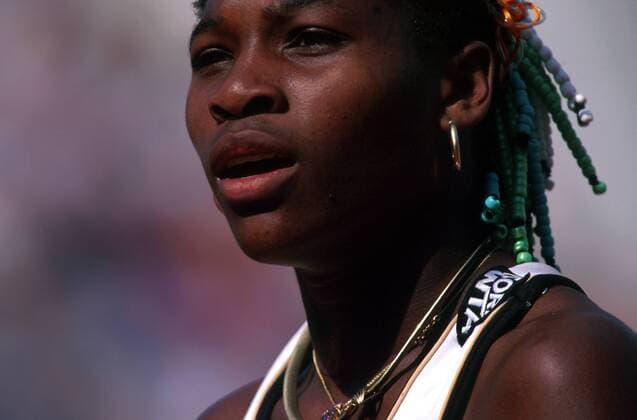 Serena Williams (USA) im Porträt Tennis Damen French Open 1998, WTA-Tour, Grand Slam, Sand, Sandplatz, Sandplatzturnier, Sandplatztennis Porträt Roland Garros Paris Nachdenklichkeit, Spannung,