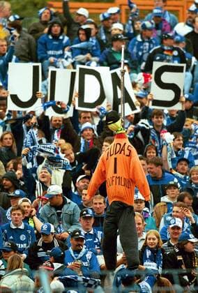 Nachtragende Schalker Fans mit zweifelhaftem Spaßverständnis haben ihr Feindbild: Dortmunds Torwart Jens Lehmann (Judas) als aufgehängte Puppe Fußball 1. BL Herren Saison 1998 1999, FC Schalke 04 - Borussia Dortmund 1:1, Ruhrderby, Derby Totale Parkstadion Gelsenkirchen Masse, Wut