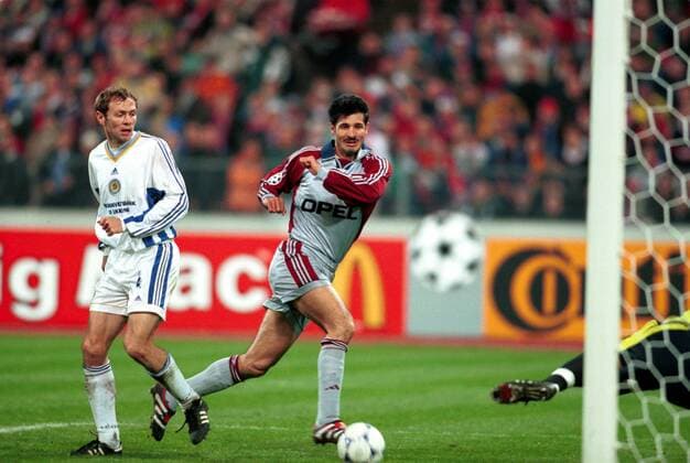 Ali Daei (Bayern) hat sich gegen Vladislav Vaschuk (Kiew, li.) durchgesetzt, schiebt den Ball jedoch knapp am Tor vorbei Fußball EC 1 Herren Champions League 1998 1999, Halbfinale, Rückspiel, FC Bayern München - Dynamo Kiew 1:0 Gruppe Olympiastadion München