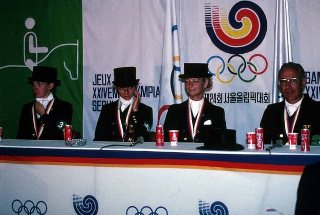 Die erfolgreiche deutsche Equipe bei der Pressekonferenz: Monica Theodorescu, Nicole Uphoff, Anne-Kathrin Linsenhoff und Dr. Rainer Klimke Pferdesport OS Sommer Olympische Sommerspiele 1988, Spiele, Olympia, Olympiade, Reiten, Dressur, Dressurreiten, Reitsport Gruppe Südkorea Seoul