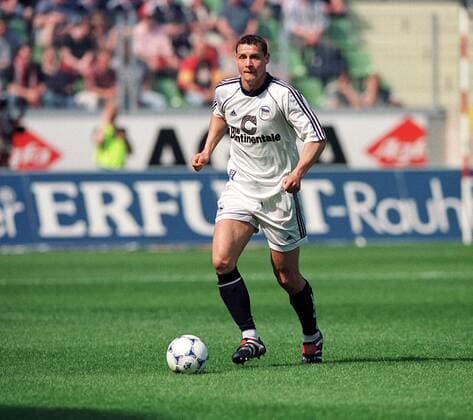 Hendrik Herzog (Hertha) am Ball Fußball 1. BL Herren Saison 1998 1999: Hertha BSC Berlin Einzelbild BayArena Leverkusen Dynamik,