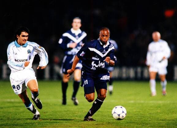 Sylvain Wiltord (Bordeaux) am Ball im Laufduell mit Frederic Brando (OM) Fußball Herren Saison 1998 1999: 1. Französische Liga, Meisterschaft, FC Girondins Bordeaux-Olympique Marseille Gruppe Stade Lescure Bordeaux Dynamik,  