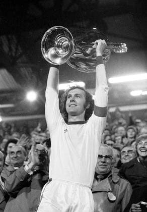 Franz Beckenbauer, Kapitän der Bayern, triumphierend mit dem Pokal, re. daneben freut sich Präsident Wilhelm Neudecker Fußball EC 1 Herren Europapokal der Landesmeister, Saison 1973 1974: FC Bayern München (Deutschland), Meisterpokal Einzelbild Brüssel Freude,