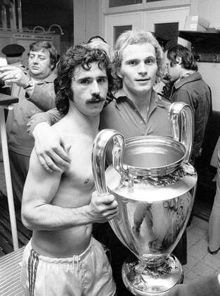 Gerd Müller (Bayern) und Teamkollege Uli Hoeneß (re.) mit dem Pokal Fußball EC 1 Herren Europapokal der Landesmeister, Saison 1973 1974: FC Bayern München (Deutschland), Meisterpokal Gruppe Brüssel Harmonie, Freude,