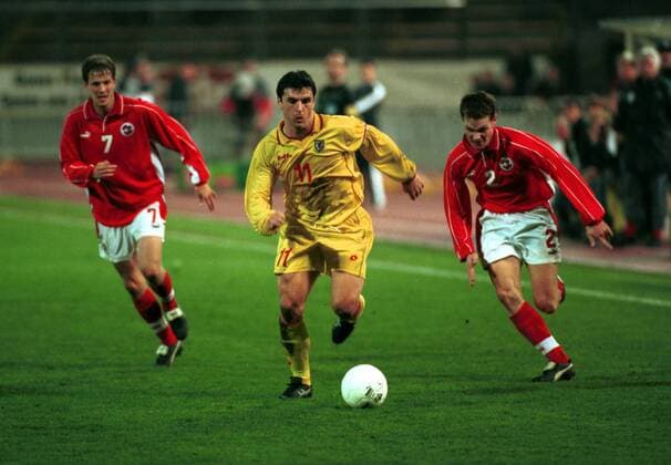 Garry Speed (Wales) macht seinem Namen alle Ehre, re. hat der Schweizer Sébastian Jeanneret Mühe, zu folgen, li. Patrick Müller Fußball Qualifikation Herren EM-Qualifikation, Saison 1998 1999, Europameisterschaft, Länderspiel: Schweiz - Wales Gruppe Zürich Dynamik,
