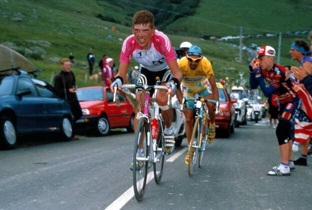 Jan Ullrich (Team Deutsche Telekom) hetzt den Gesamtführenden Marco Pantani (Team Mercatone Uno) den Berg hoch Radsport Herren Tour de France 1998, Radrennsport, Straßenradsport, Straßenradrennsport, Straße, Rad, Radrennen Gruppe Dynamik, Anstrengung,