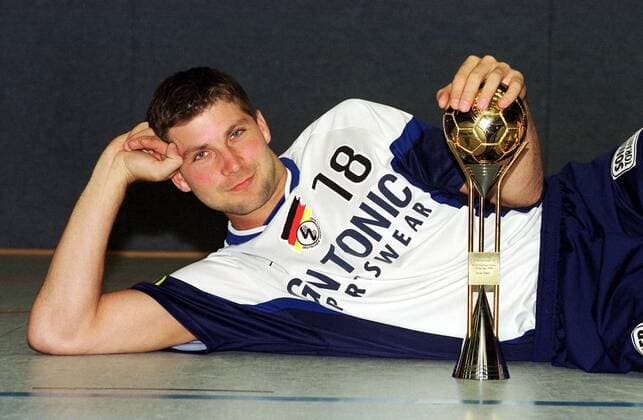 Daniel Stephan (Deutschland) mit dem Pokal Welthandballer des Jahres 1999 Handball 1. BL Herren Welthandballer 1999, Nationalmannschaft, Shooting, Fotoshooting, Fototermin Einzelbild Lemgo Glück, Kraft, Freude, Überlegenheit,